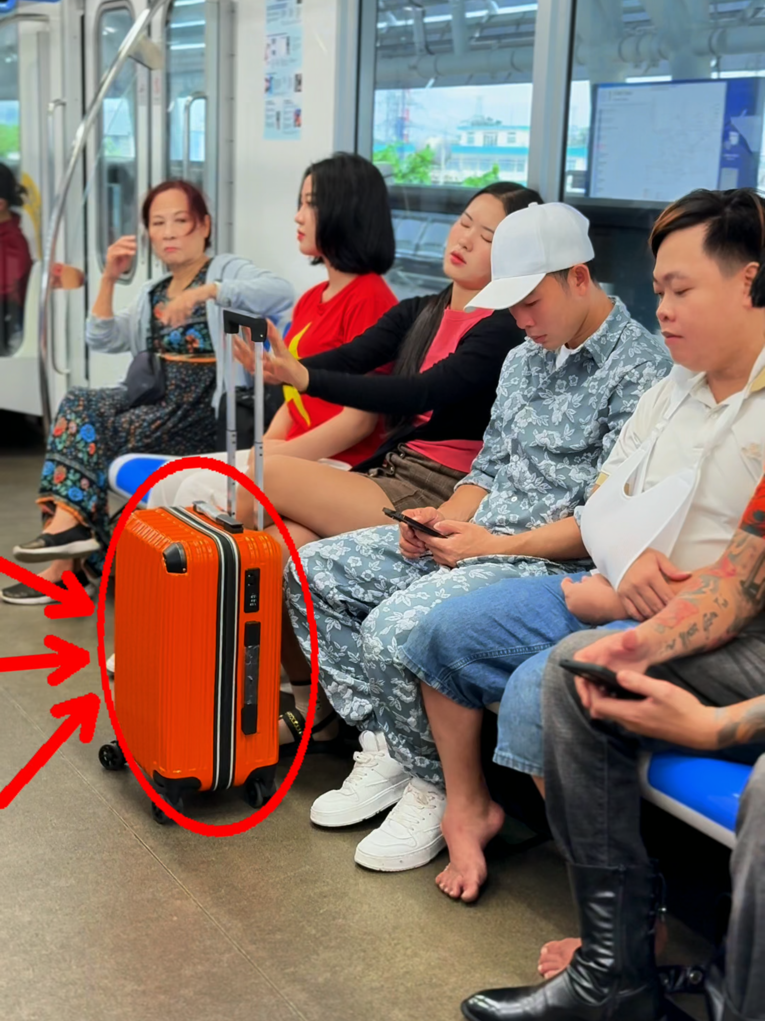 He Thought No One Saw #ONEMAN #LifeSkills #KindnessMatters #PublicSafety #StopTheft #EverydayHeroes