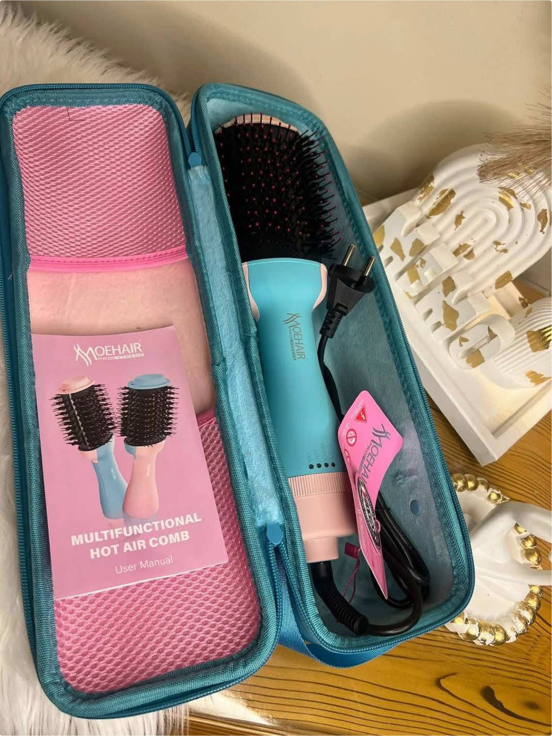 ✨ فرشاة موهير الإيطالية الأصلية – الإصدار الجديد ✨ لو بتدوري على أداة عملية وأنيقة لتجفيف وتصفيف الشعر في وقت قياسي، دلوقتي تقدرِي تعتمدي على فرشاة الاستشوار موهير الإيطالية بجودة عالية وتصميم مميز: ✅ قوة 2400 وات لأداء مثالي وسريع. ✅ درجات حرارة متعددة تناسب كل أنواع الشعر. ✅ تصميم حديث وعلبة شيك تناسب الاستخدام الشخصي أو كهدية. ✅ بتساعدك على فرد الشعر الخشن بسهولة وبتخليه ناعم وانسيابي زي الحرير. 💎 الميزة الأكبر؟ سعرها عندنا أقل من سعر الجملة في السوق، 🎁 والسعر مفاجــــأة 👌🔥 #foryoupage #fypシ #explore #ex #foryou 