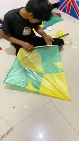 pengiritan kertas🗿🗿 komposisinya layangan di ukuran 80cm  ijo sama kuning panjang 50cm lebar 38cm.  #vip #sambitanlayangan #layanganmotif #berandatiktok #vipvidio 