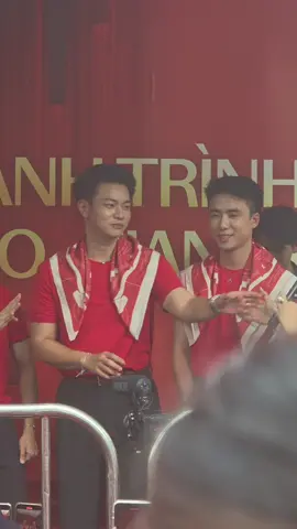 Vừa tách nhau ra xong thế nào lại đứng cạnh nhau là sao nhỉ 😆 #ninhduongstory #hangxommoi 