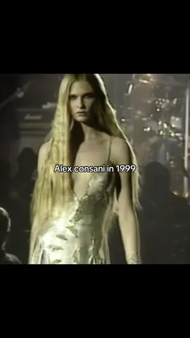 Queen #alexconsani for “ #versace diamond are forever ” #SuperModel #90smodel #foryoupagе 