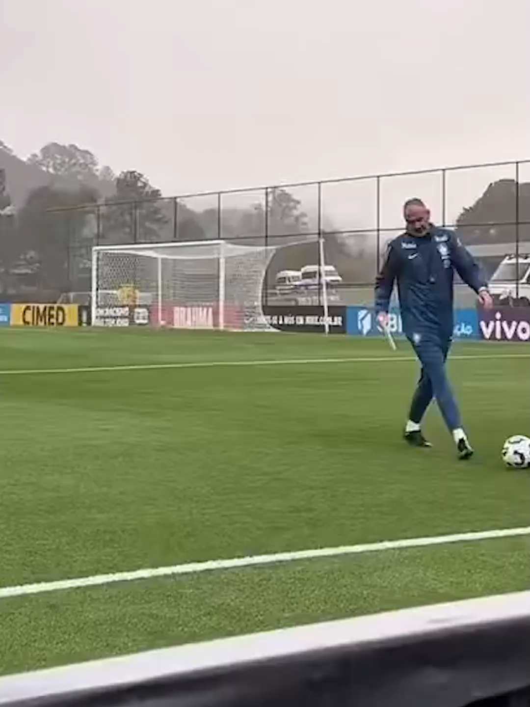 INDICACIONES EN INGLÉS EN LA SELECCIÓN DE BRASIL 😯🇧🇷 ¿Los motivos?  La explicación menos probable se puede atribuir a la gran cantidad de futbolistas que juegan en la Premier League y forman parte de la selección de Brasil, quienes ya tienen comprensión del idioma 📌 Por otro lado Carlo Ancelotti, el entrenador italiano que asumió la dirección técnica de Brasil hace unos meses y que aún no se siente completamente cómodo con el portugués, idioma que deberá seguir desarrollando.