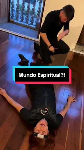 🌍 Vivemos uma nova era. Uma era em que a verdadeira liderança não se mede por tronos, cargos ou títulos, mas pela capacidade de caminhar lado a lado, de criar pontes e não muros. O poder agora não é vertical, imposto de cima para baixo, mas horizontal, construído em presença, partilha e consciência. Minha jornada sempre foi guiada pela escola do caminho do meio. É ela que me permite transitar entre as técnicas da direita e da esquerda, integrando forças aparentemente opostas em um único campo de harmonia. Esse estilo direto, minimalista e sem excessos já fez muitos me julgarem — alguns acreditam que, por não carregar símbolos ou rituais rebuscados, eu não domino o mundo espiritual. Mas o que quase ninguém sabe é que a metodologia que desenvolvi, o Fluxo Energético Supremo, vem impactando não apenas buscadores individuais, mas também líderes religiosos de diferentes tradições. Padres, pastores, mães e pais de santo, tatas e tantos outros já buscaram esse conhecimento. Muitos pedem sigilo sobre seus nomes e imagens, e eu respeito. Mas o simples fato de estarem aqui mostra uma verdade inegável: quando a energia fala, os dogmas silenciam. O Fluxo Energético Supremo não nasceu para exibir poder, e sim para revelar o que é mais essencial: a energia vital que sustenta cada ser humano. Então, antes de julgar meus vídeos com visões limitadas, lembre-se: o mundo espiritual não é algo que eu precise provar para você. É algo que você precisa experimentar em si. #fluxoenergeticosupremo 