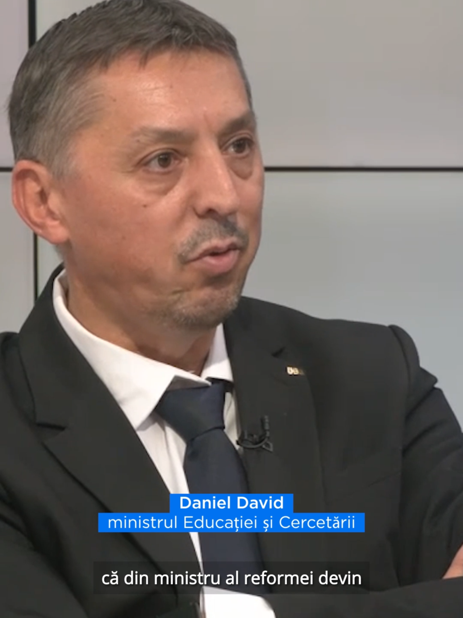 „Demisia mea este pe masa premierului de când am conștientizat că din ministru al reformei devin sau trebuie să devin un ministru al austerității pentru a salva salariile și bursele”, spune Daniel David, la Euronews România.   Ministrul Educației subliniază că funcția nu este importantă pentru el, ci buna funcționare a sistemului educațional, prin reforme.    David a precizat că bugetul educației pentru anul viitor nu trebuie să fie mai mic decât cel cu care a început în acest an.   #danieldavid #demisie #news #austeritate #educatie #reforme #buget