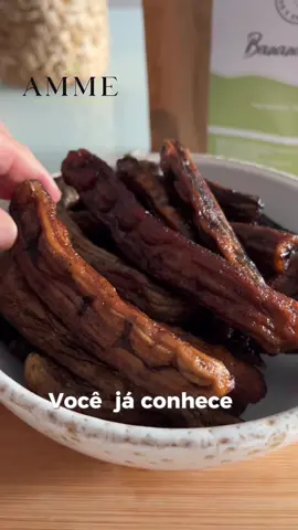 Sabor  natural, adocicado e suculento! Banana Passa em sua forma mais pura! Ideal para lanches e receitas.  Nossa banana passa é um produto premium 100% natural. Oferece sabor especial e textura macia. Sem adição de açúcar, adoçante, conservante ou qualquer outro ingrediente ✔️ Fonte de energia natural, perfeita para dar disposição no dia a dia. ✔️ Rica em  potássio e fibras , que contribui para a saúde muscular , para o bom funcionamento do intestino e no equilíbrio do corpo . ✔️ Doce, macia e sem adição de açúcar – ideal para substituir sobremesas e lanches industrializados. Benefícios que transformam a sua rotina #LancheRápido #ComidaSaudável #VidaSaudável #bananapassa #ammeervaseespeciarias 