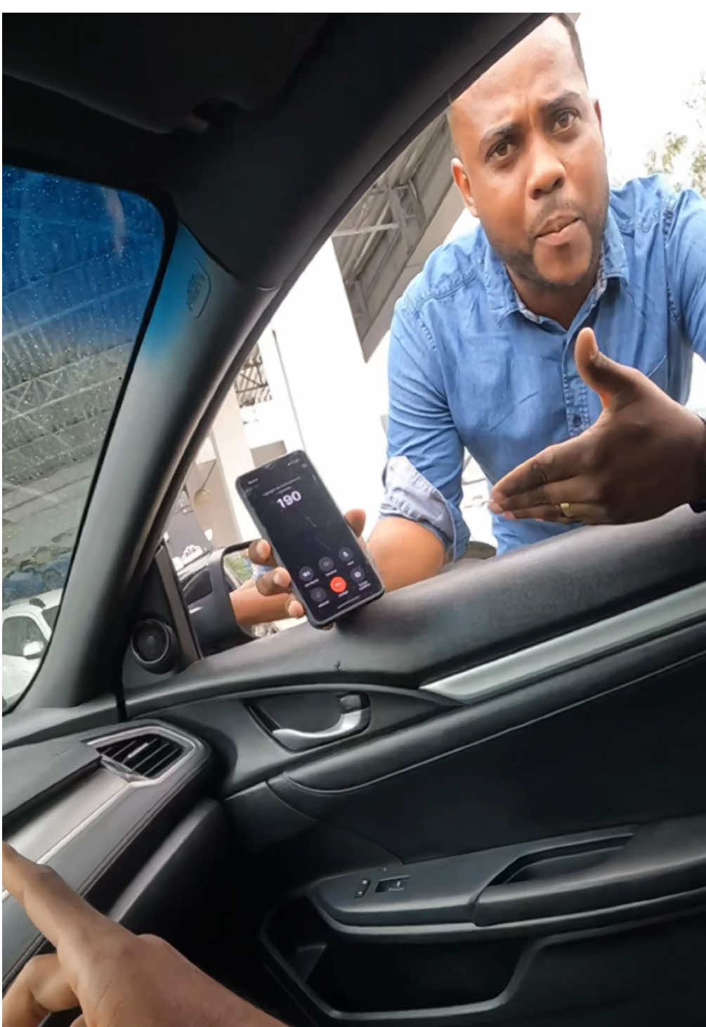 Fui fazer o TEST DRIVE no Honda Civic na Carrilho achando que ia ser só uma voltinha tranquila… 🚘 Resultado? Quase volto escoltado na viatura 😂🔥  O carro é bom MESMO. Você também pode sentir essa emoção de perto se marcar seu TEST DRIVE na Carrilho Veículos!