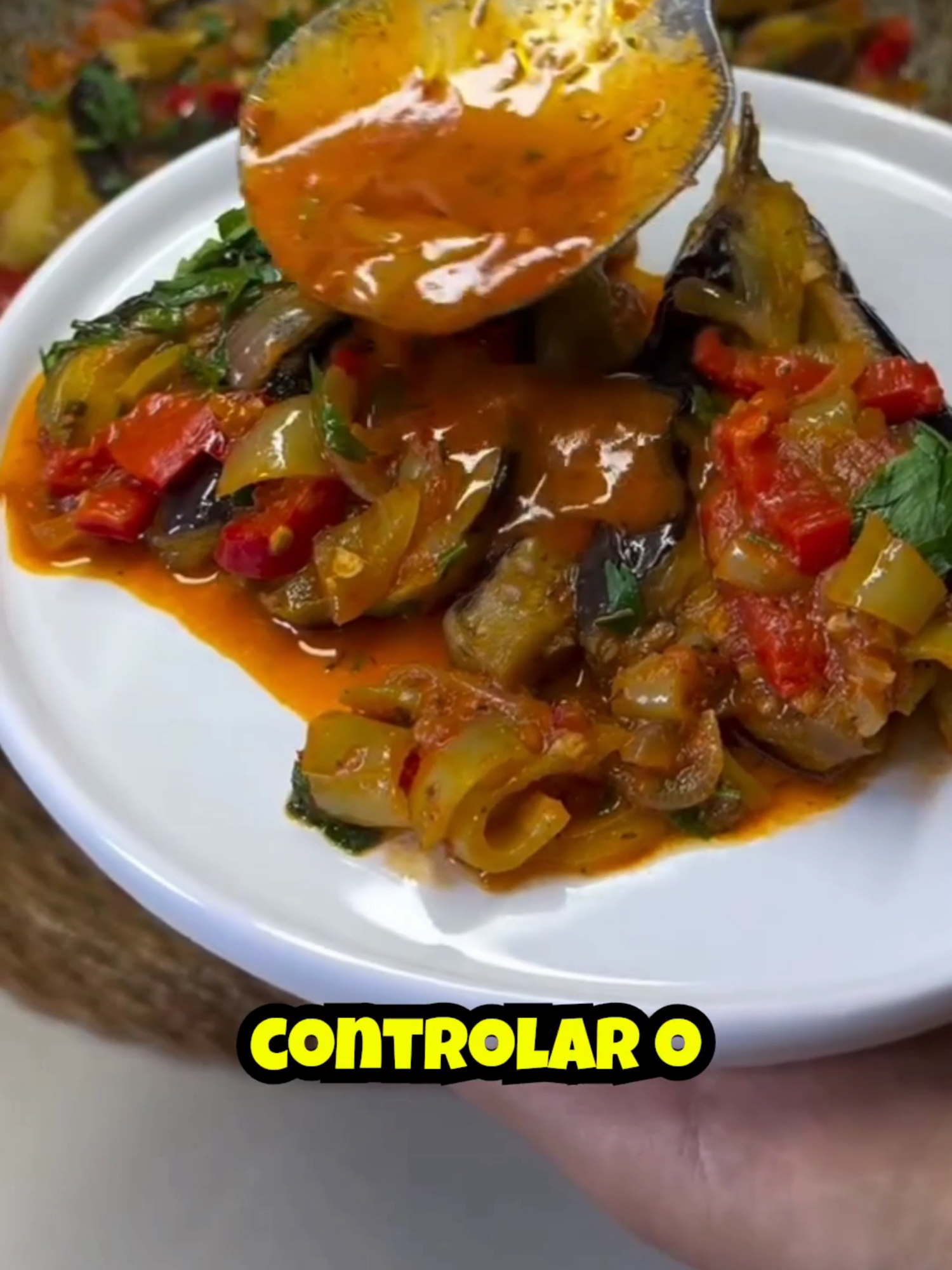 Prato de vegetais com berinjela 1 quilo de mini berinjela 2 cebolas 3 tomates 1 pimenta capia 3-4 pimentões verdes 2-3 dentes de alho 1 colher de chá de pasta de pimenta 1 colher de chá de sal 1 colher de chá de pimenta vermelha moída 1 colher de chá de tomilho 1 colher de chá de pimenta Meia colher de chá de pimenta-do-reino Primeiro, descasque as berinjelas em tiras, limpe os talos, deixe-as de molho em água com sal por 10 minutos, depois seque-as e frite-as bem em óleo, vamos fritar levemente as cebolas que picamos na mesma panela, depois adicione os pimentões, frite-os bem, adicione os tomates em cubos, a pasta de tomate e o alho, adicione os temperos e misture, coloque as berinjelas fritas, feche a tampa e cozinhe em fogo vermelho por 10 minutos. #diabetes #receitasfaceis #receitas #alimentacaosaudavel #diabetestipo2 #receitasimples