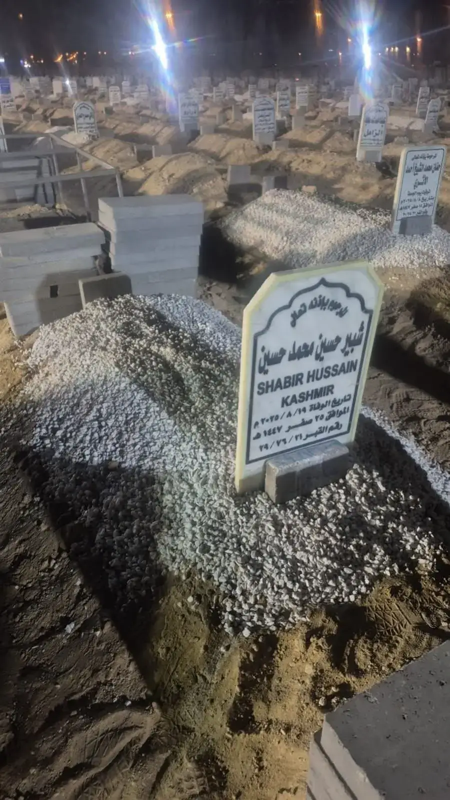 #creatorsearchinsights انا للہ وانا الیہ راجعون  یہ وہی شبیر بھائی ہے جن کی موت کویت میں ہوئی تھی اور گھر والوں نے لاش لینے سے  صاف انکار کر دیا تھا اور یہ بھی کہا گیا تھا کہ اگر پیسے ہیں تو وہ بیج   دو  اللہ تعالی شبیر بھائی  کی مغفرت فرمائے اور جنت الفردوس میں اعلی سے اعلی مقام نصیب عطا فرمائے جب تک ہم پردیسی زندہ ہیں تب تک شبیر بھائی کو  لاوارث نہ ہونے دیں گے انشاءاللہ میرے رب اے پاک کے علاوہ کسی کو بھی علم نہیں کے اخری ارم گاہ کہاں ہو گی