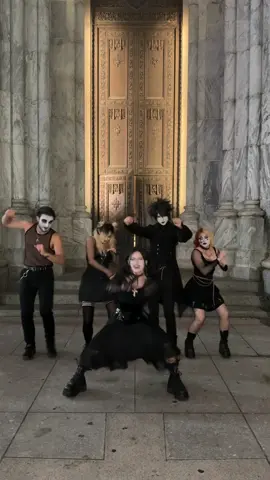 shoutout to the goat @bbno$ I love to buss it down (@Maria 💜 @Gale @MARS) #goth #tradgoth #dance 