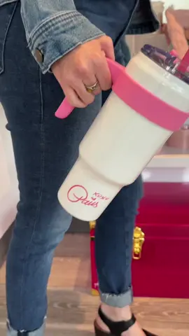 Brought pink to the yard 💅✨ #parishilton #pink #denim #jeans #milkshake 