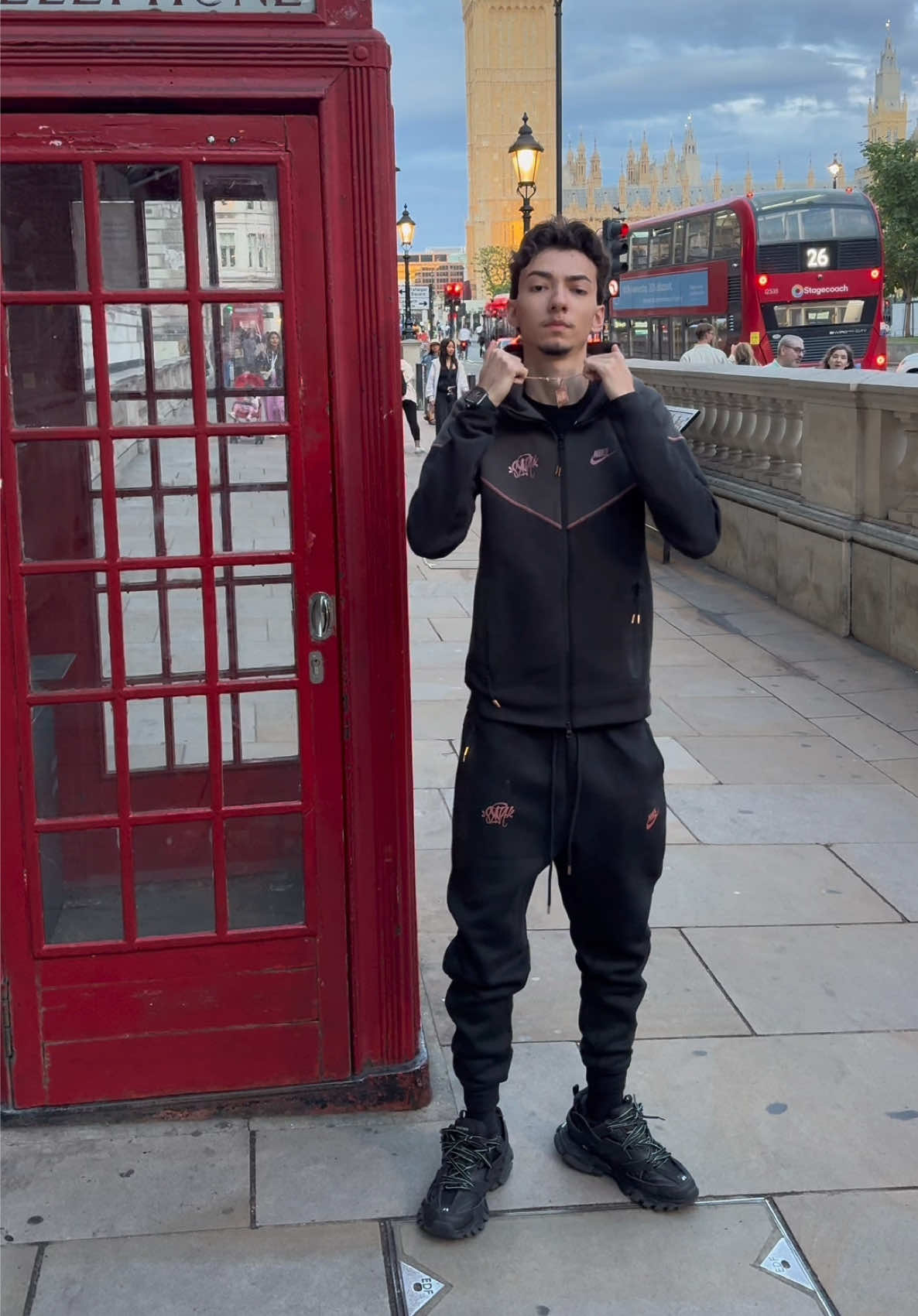 Viver essa música do Veigh era sonho… hoje o outfit do dia é tech fleece da syna em Londres! 🙌🇬🇧 #fyp #outfit #centralcee #drip #londres🇬🇧 
