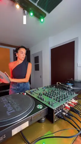 Some dark minimal vibes for a September evening 💿 #vinylonly #dj #femaledj #vinylrecords #electronicmusic 