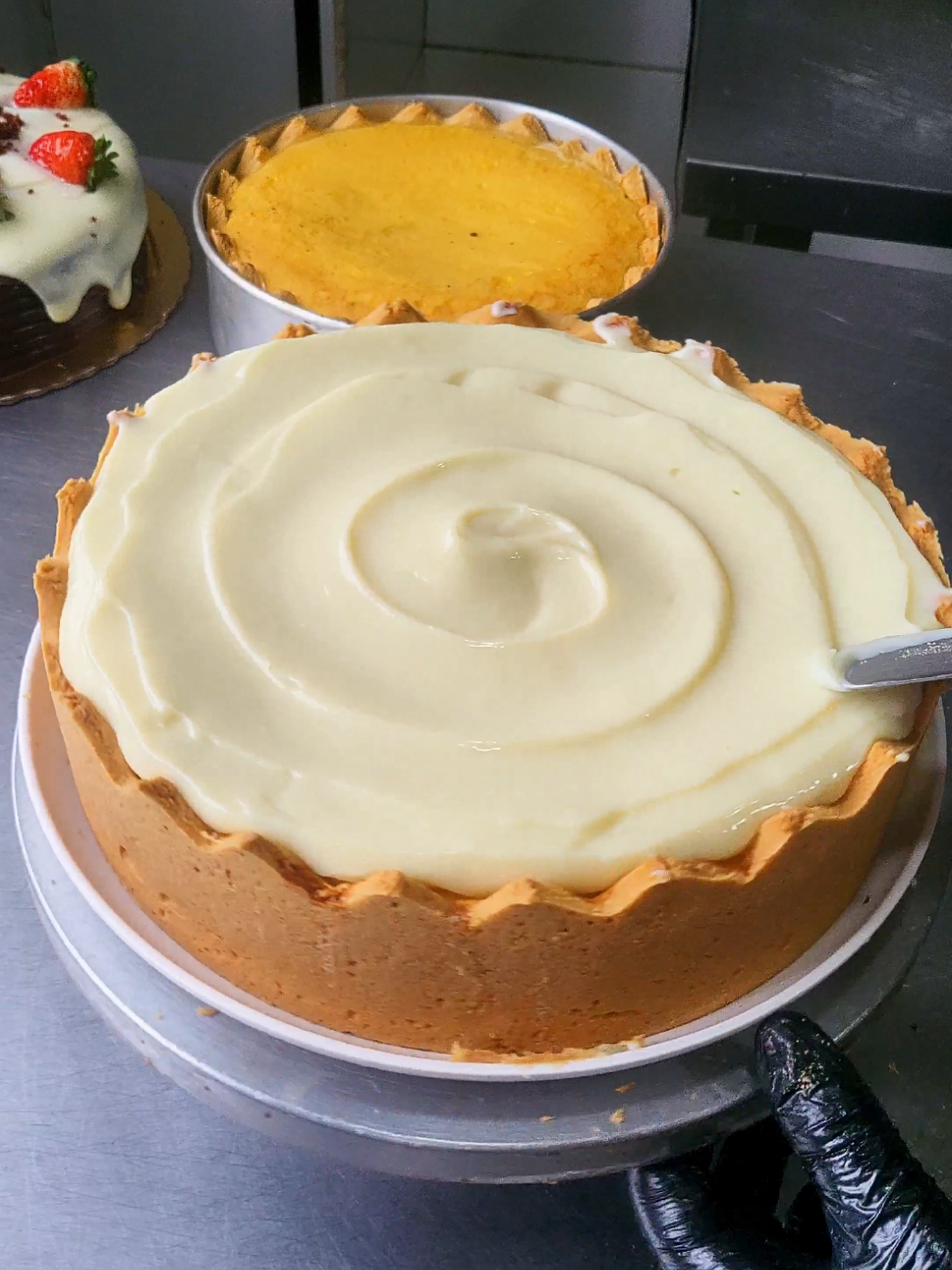 Torta de limão  Ingredientes 700ml de leite 500g de leite condensado 5 ovos 2 colheres de amido 5 limão espremido Só bater tudo junto por 1 minuto Massa flora Ingredientes 1 OVO 125g de açúcar 125g de margarina Misturar tudo muito bem Depois de adicionar 275g de trigo 75g de maisena 3 g de fermento químico Assar junto com o recheio Assar na temperatura Que você ia assa outros bolos, o tempo varia muito de forno para forno, forno de último 180 graus por aproximadamente 50 a 60 minutos, forno tudo 150 graus por aproximadamente 40 a 50 minutos O mais importante é a torta sair firme do forno e depois colocar para gelar até esfriar bem. #torta #comida #culinaria #receita 