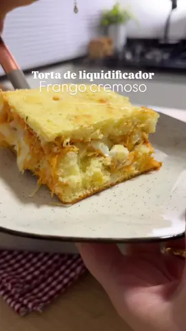 Torta de liquidificador com frango cremoso Ingredientes da massa (xícara 240ml) 4 ovos 1/2 xícara de óleo 1 xícara leite 1/2 colher sopa sal 2 colheres sopa amido de milho 2 xícaras farinha trigo 1 colher de sopa fermento químico Pode adicionar 2 colheres de sopa de queijo parmesão ralado na massa também. Assou 180°C por mais ou menos 30 minutos ou até estar dourada por cima. Forma mede 23x34cm #receita #tortadeliquidificador #tortadefrango #receitasimples #receitafacil 