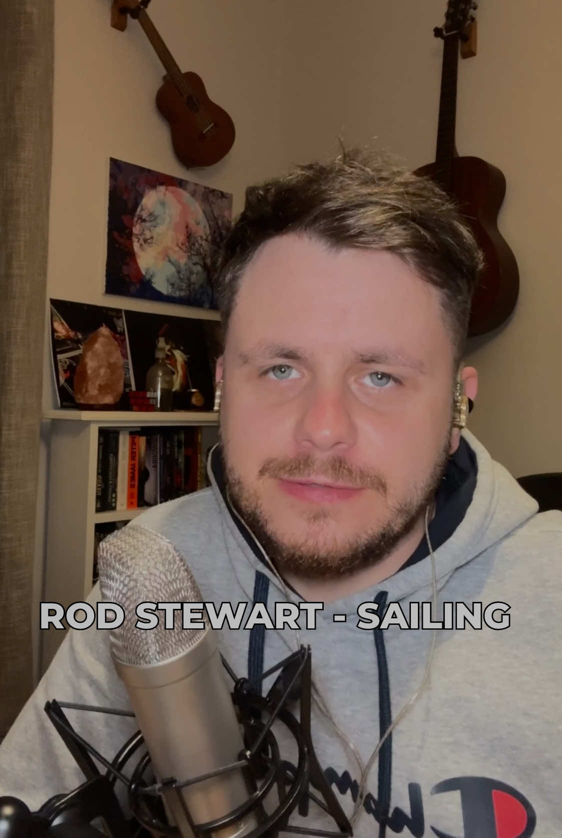 Wielu z Was pisało, żebym zaśpiewał Sailing - jedną z najpiękniejszych ballad wszech czasów. Choć wszyscy kojarzą ją z Rodem Stewartem, w rzeczywistości napisał ją szkocki autor Gavin Sutherland. Stewart nagrał swoją wersję w 1975 roku i to właśnie ona sprawiła, że ten numer stał się hymnem wolności, tęsknoty i powrotu do domu. Dla mnie to piosenka, która zawsze przynosi spokój i przypomina, że każdy z nas płynie w stronę swojego miejsca na ziemi. A Wy? Jakie macie wspomnienia związane z Sailing? Albo które piosenki kojarzą Wam się z wolnością? Dajcie znać w komentarzach! #dc #sailing #rodstewart 