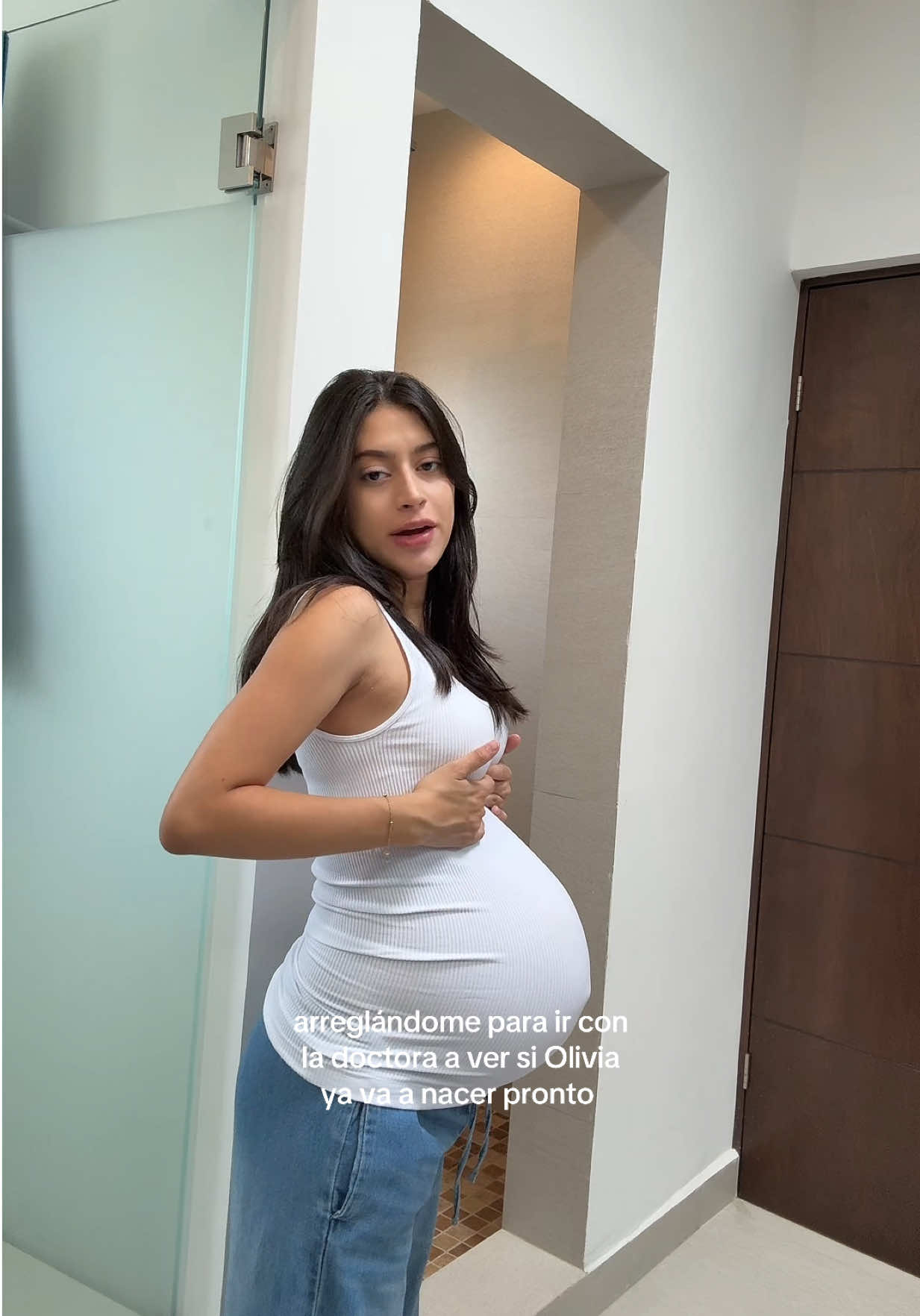 me siento raraaa y me duele la cadera espero que sea señal de que ya viene #isaliagomez #38semanas #embarazo #mamadetres 