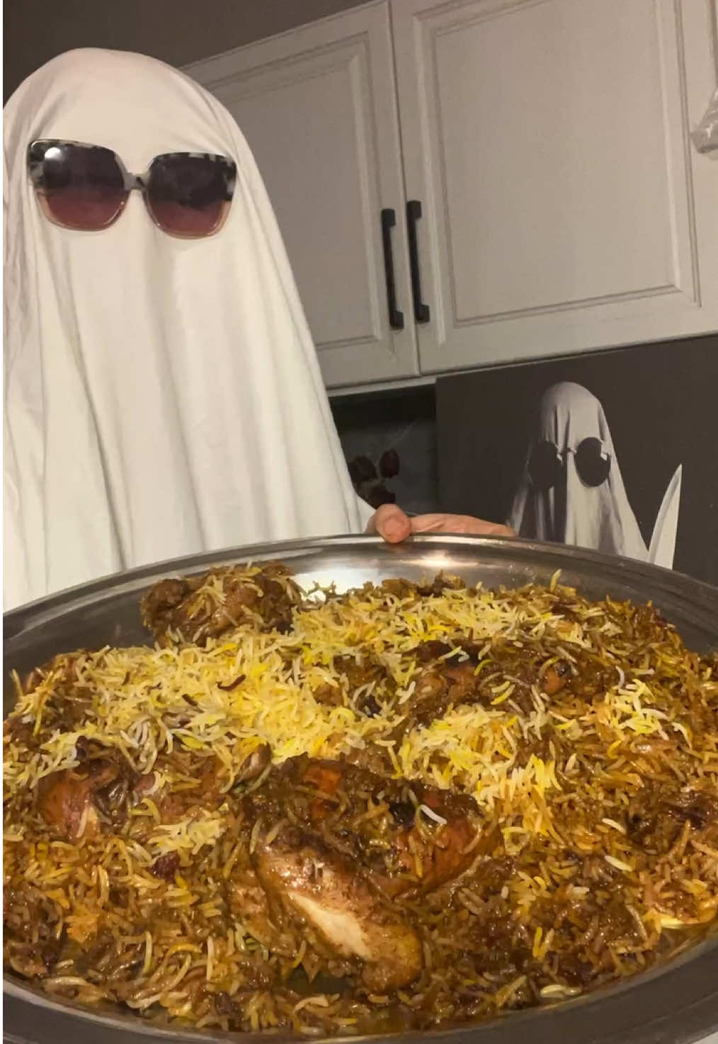 من الكبسات المفضله عندي 🤤👌🏻 زربيان عدني :  دجاج ٨٠٠ جم مقطع ارباع ومنزوع الجلد / حبه بصله كبيره ومقطعه جوانج / قطعه صغيره زنجبيل / ربع باقة كزبرة / حبه طماطم / ٦ فصوص ثوم / ٣ م ك زبادي / ١ م ك صلصة  بهارات صحيحه عود قرفه و ورق غار / بهارات مطحونه (طحنتها بنفسي) كلها صحيحة وانا طحنتها : م ص هيل  / م ص فلفل اسود  / م ص كمون  / م ص قرنفل / م ص كزبرة ..  م ص زنجبيل مطحون و م ص كركم مطحون / ملح  الطريقة :  نقلي البصل في الزيت الين يصير بني بعدها نشيل نص الكمية ونحطها مع باقي المكونات في محضرة الطعام ماعدا البهارات بعدها نضيف البهارات على البصل ونحمسه شويه ونضيف الدجاج يتشوح وياخذ لون وبعدها نضيف الخلطه و كوب مويه حار ونغطي عليه ونخلي يستوي ٣٠ د تقريبا على نار هاديه .. بعدها في قدر ثاني نغلي الرز في مويه وملح وزيت ونسلقه نص استواء بس وبعدها نصفي ونضيفه للدجاج وعلى الوجهه اضفت ملون طعام وبصل مقلي و قطع زبده وبخرته وغطيت عليه ع نار هاديه تقريبا ١٠-١٥ د وبس بالعافية .. 
