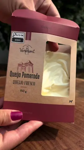 🇩🇪🧀 Uma joia das tradições alemãs direto de Pomerode-SC! O Queijo Pomerode é fresco, artesanal e de sabor único, ácido, levemente salgado e com uma cremosidade que conquista. 🏅 Premiado em competições nacionais e internacionais, é um verdadeiro tesouro da queijaria brasileira. ✨ Experimente puro, em entradas sofisticadas ou em receitas criativas. 🔗 Encomende pelo link no nosso perfil. #QueijoPomerode #queijoartesanal #gastronomia #Foodie #queijonacional