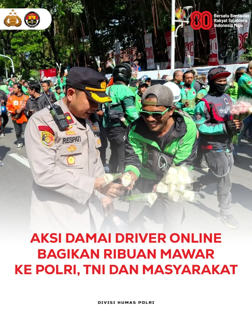 Polri mengapresiasi ribuan bunga mawar yang dibagikan oleh ratusan pengemudi ojek online sebagai simbol cinta kasih dan perdamaian di kawasan Monas, Jakarta Pusat, Selasa (2/9). Para pengemudi ojol membagikan 2.000 tangkai bunga dan bersalaman dengan aparat TNI-Polri yang berjaga di sepanjang rute aksi. Suasana penuh kehangatan tercipta saat masyarakat dan aparat menerima mawar sebagai tanda persaudaraan. Terima kasih kepada sahabat ojol yang telah menunjukkan bahwa perdamaian selalu lebih indah daripada perpecahan. Kita Dahulukan Dialog Terbuka dan Bersama Wujudkan #indonesiadamaibersatu 