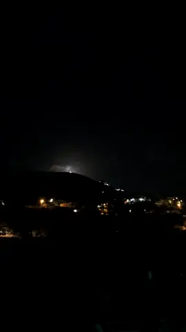 يا ليل العاشقين أهل الغرام مساكين عاتبين على الأيّام والدّمع مالي العين حيفيد بإيه النّدم ما القلب ياما انظلم وسنين بتفوت علينا وعالجراح صابرين آه آه آه يا ليل العاشقين في جراح الشّوق يدوبوا مش راضيين يتوبوا عن ويلهم في الغرام إحتاروا يا عيني حيره والقلب ما جابش سيره من الخوف من الملام عن ويلهم في الغرام حيفيد بإيه النّدم ما القلب ياما انظلم وسنين بتفوت علينا وعالجراح صابرين آه آه آه يا ليل العاشقين مكتوب يا ليل علينا نسهر والخوف مالينا هوّ إحنا عملنا إيه علشان بنصون هوانا يحلالو يا ليل بكانا ويعذّبنا بإيديه حيفيد بإيه النّدم ما القلب ياما انظلم وسنين بتفوت علينا وعالجراح صابرين آه آه آه يا ليل العاشقين🎶♥️👑 @Georges Wassouf  . . . #WelcomeWassouf #ياليل_العاشقين_اهل_الغرام_مساكين #سلطان_الطرب #جورج_وسوف_🔚ابو_وديع_سلطان_الطرب👑 #page_old_songs 