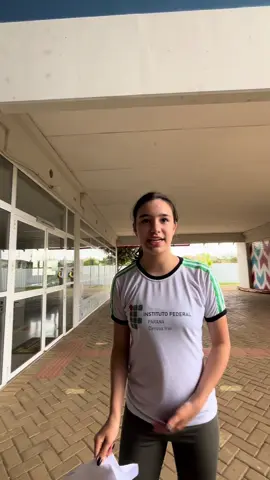 @Luiz Claudio//#foryou #foryoupage #estralinhodepapel #oquealeefaznaescola #bombas 