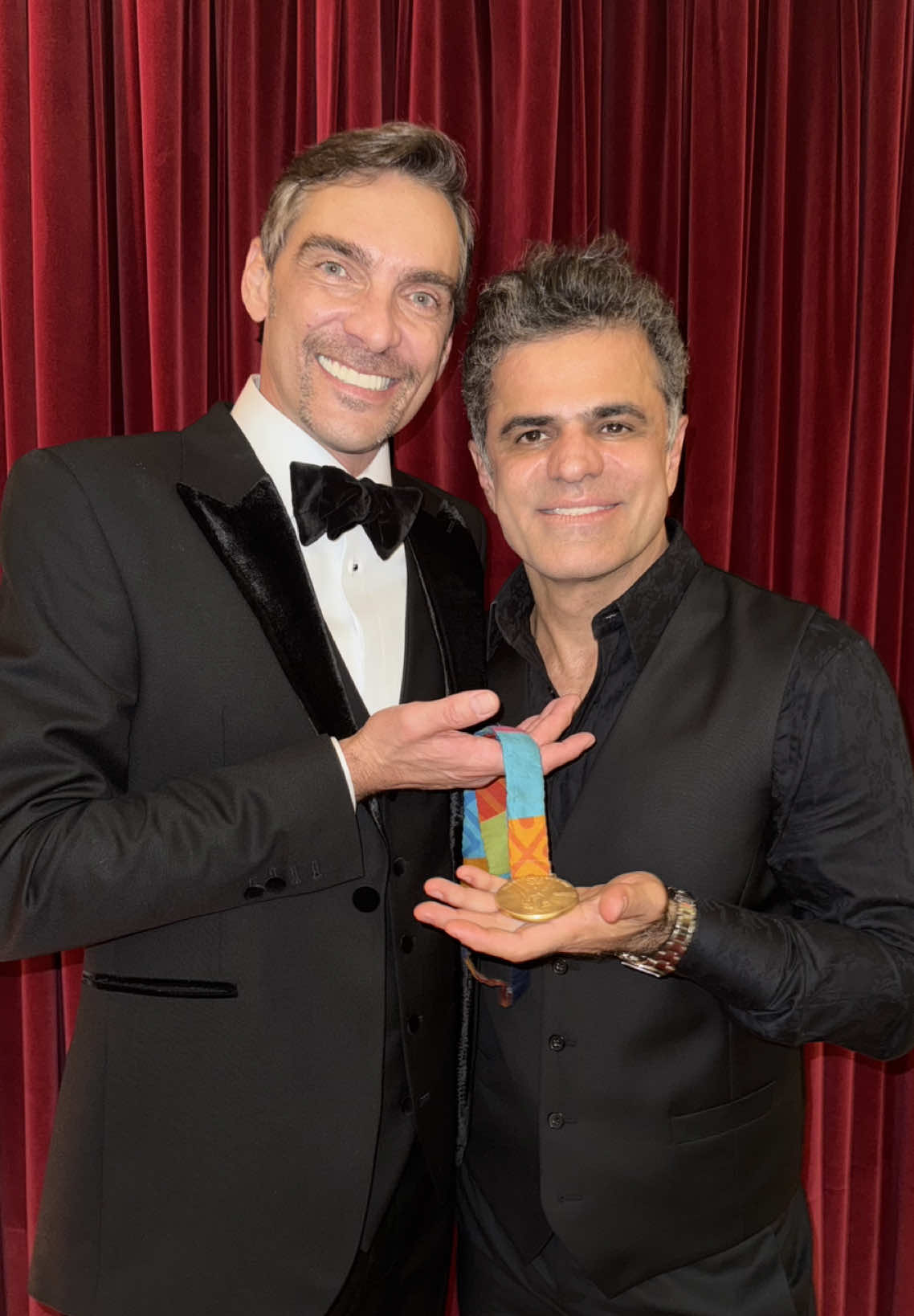 Honra imensa desfilar e fazer parte dessa história marcada por elegância, tradição e muito estilo. Parabéns, meu irmão. ----- An immense honor to walk the runway and be part of this story marked by elegance, tradition, and great style. Congratulations, my brother. ----- Un honor inmenso desfilar y ser parte de esta historia marcada por la elegancia, la tradición y mucho estilo. Felicidades, mi hermano.