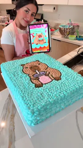 Hoy vamos a decorar un pastel de plancha con diseño de Capibara 🙈✨🫰🏻 pero tocó dibujar en el pastel a mano y te comparto mi técnica para hacerlo 🫡💕 #creatorsearchinsights #cakedecorating #pasteleria  