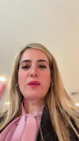 “El 19 de enero de 2021, el Presidente Trump otorgó Salida Forzosa Diferida (DED) a ciertos venezolanos, citando la severa crisis humanitaria y de derechos humanos en Venezuela, que incluía: 	•	el colapso económico, 	•	la escasez generalizada de alimentos y medicinas, 	•	el deterioro de la infraestructura, 	•	y la represión del régimen de Nicolás Maduro.” En pocas palabras: Trump otorgó el DED porque consideró que el regreso forzado de venezolanos a su país era inseguro, debido a la grave crisis política, social y humanitaria.
