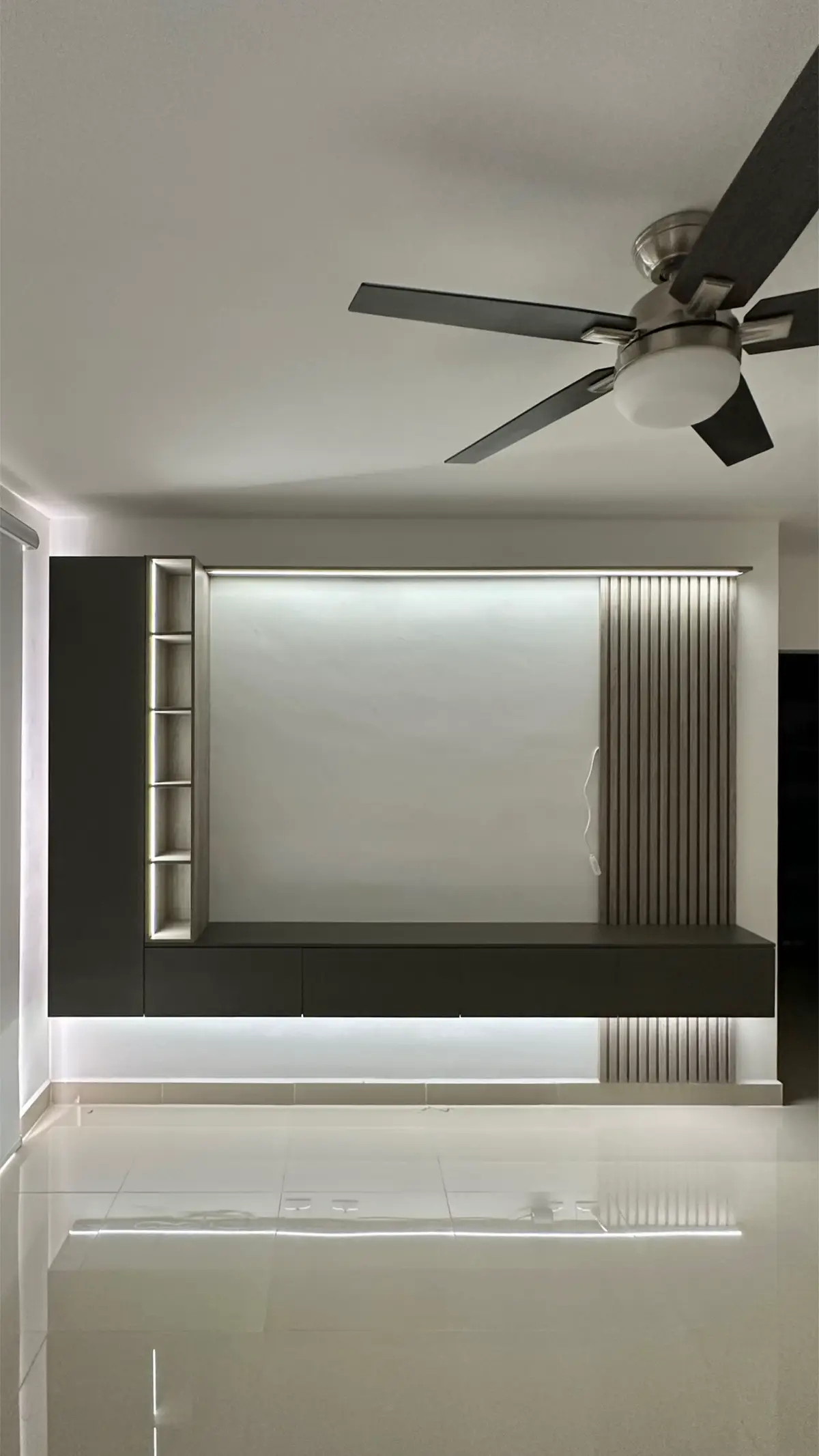 M U E B L E  T V minimalista ✨ Fabricado en MDF melamínico Precompuesto Ceniza, una textura de madera en tono gris, combinando y aportando calidez al MDF Níquel, que tiene acabado metalizado y da un toque moderno y sofisticado.  #muebletv #estilominimalista #lambrin #luzled #diseñodeinteriores