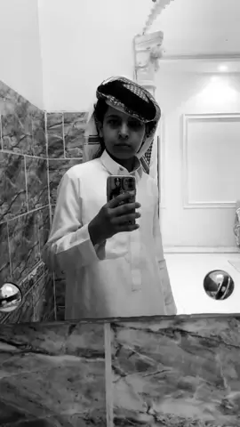 .: انا لو اناطح خشوم العباريد والله ما خاف ولا اطري الأنفهاقه قد خفت موتي من فراق أتلع الجيد ولا زلت حي ولا ذبحني فراقه يا من يطمني عن قايد الغيد وش حالته عقب أنقطاع العلاقه