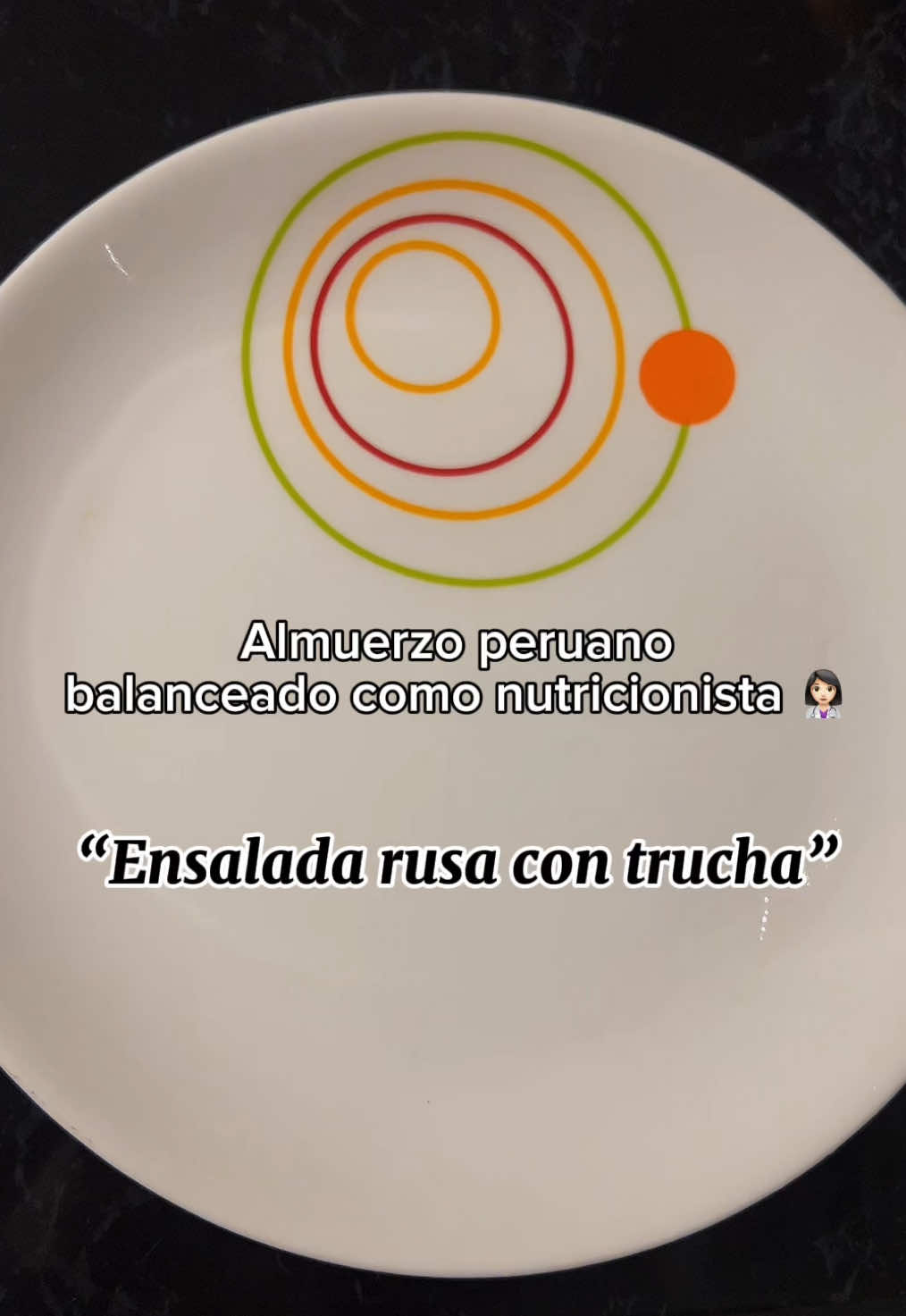 Parte 6| “Ensalada rusa con pescado” otra forma de poder incluir verduras en tus comidas. Agregué huevos para cumplir con el requerimiento de proteínas y generar mayor saciedad💪🏼🤩 #almuerzosaludable #balance #nutricion #ensalada #fyp 