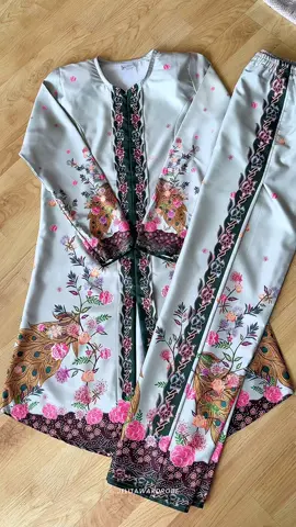 dilancarkan kebaya bermotifkan batik. dapatkan sekarang sebelum sold out. ada 10 pilihan warna