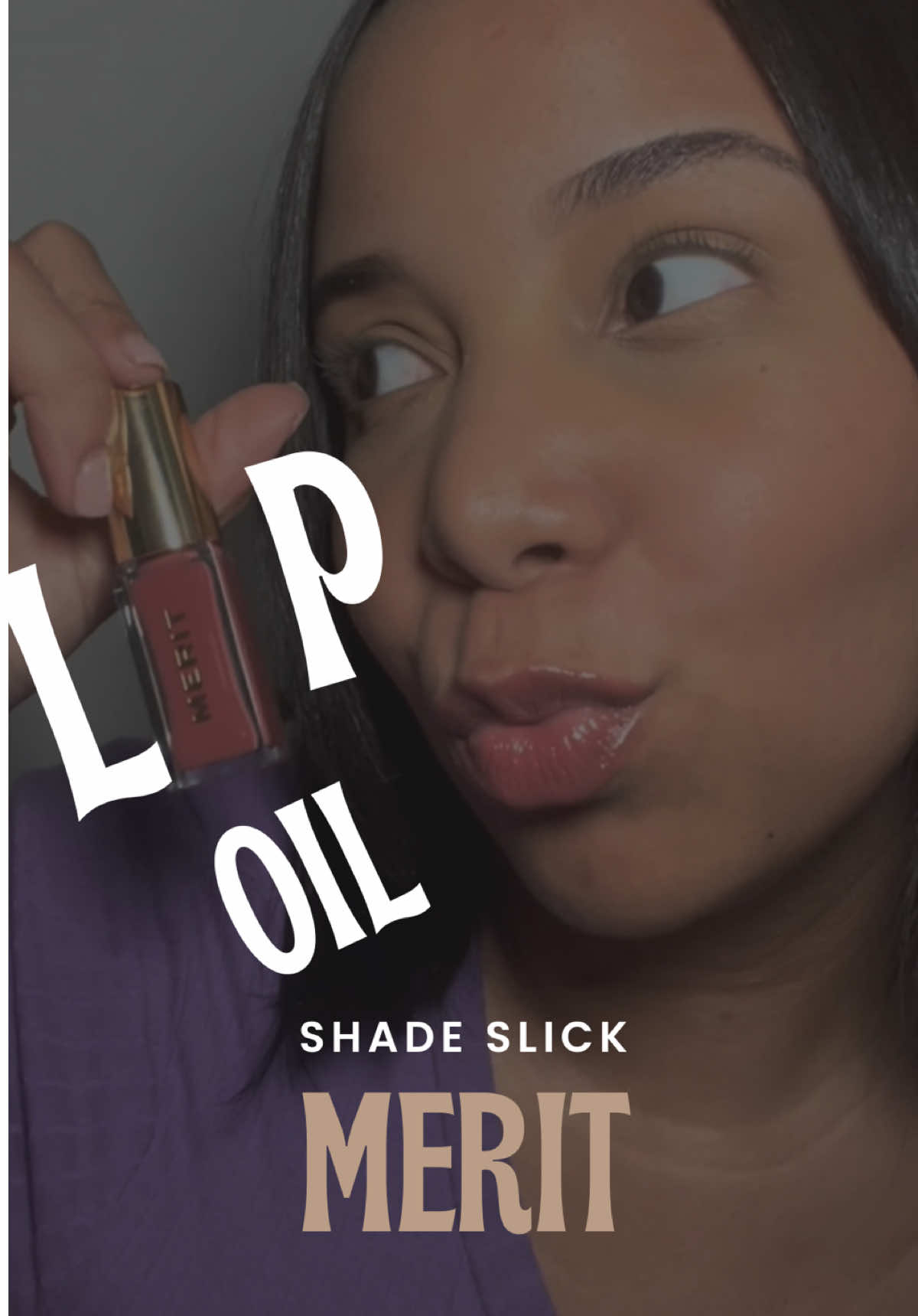 ✨📸 ¿Fotos que no salen bien? El truco está en los labios 💋 Nada cambia más un look que un toque de brillo, y desde que descubrí el Shade Slick Tinted Lip Oil de @MERIT Beauty , no quiero otro gloss. Color sutil, hidratación y ese acabado glossy que eleva cualquier selfie en segundos. 🌟 Perfecto para cuando sientes que a tu foto le falta ese algo. #MERIT #LipOil #GlossyLips #MakeupReview #BeautyTips 