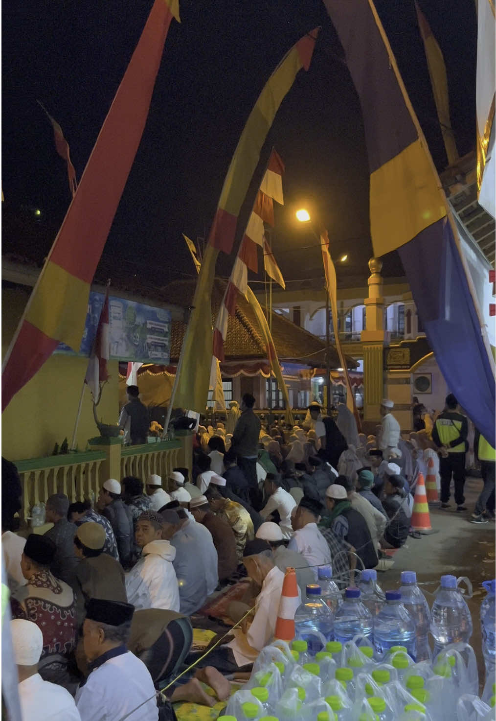Manaqib hari ini - shalat subuh smpai ke jalan2 krna mesjid penuh. MasyaAllah manaqib bulan ini byk bgt  . . . 4 september 2025 . #masyaallahtabarakkallah #manaqiban #manaqib #suryalaya #milad120 