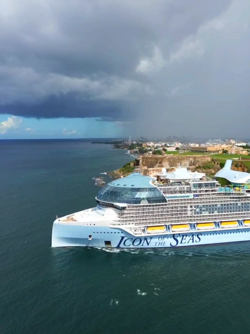Mientras la lluvia caía suavemente sobre San Juan, el imponente Icon of the Seas navegaba junto a las históricas murallas de El Morro, dejando atrás la bahía. Aun con los cielos tormentosos cubriendo la vista con un velo gris, la imagen de este increíble barco partiendo fue simplemente sobrecogedora. 🌧️⚓✨ As the rain drizzled over San Juan, the mighty Icon of the Seas sailed past the historic walls of El Morro, leaving the bay behind. Even with the stormy skies casting a gray veil, the sight of this incredible ship departing was nothing short of breathtaking.  🌧️⚓✨ #royalcaribbean #iconoftheseas #dji #puertorico #fyp  @DJI Official @Tiratepr_ @PuertoRicoGram @DiscoverPuertoRico @Beautiful Destinations @Travel 