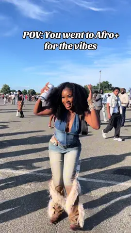 This was me whilst everyone else was complaining and passing out in the front 😂 #queennnnnn_sl #fypcb #afroplus #viraltoks #dmvtiktok 
