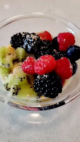 Parfait de galleta Maria Ingredientes para 3 personas: 🥄4 cucharadas de yogurt griego 🥄1 cuchada de queso cottage  🥄2 cucharaditas de miel de maple 🥝2 kiwis grandes  🍋‍🟩 Una góticas de limón  💜1 taza mixta de frutos rojos (yo usé frambuesas, moras y arándanos). En el #reel todo el proceso! #nutreviteoficial  #foodies #postresaludable #parfaitdegalletamaria 