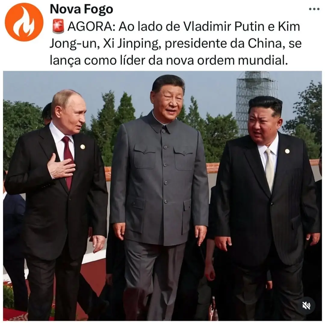 A China realizou nesta quarta-feira (3) uma parada militar em Pequim para se afirmar no centro de uma nova ordem mundial. Diante de Putin, Kim Jong-un e dezenas de líderes estrangeiros, Xi Jinping transformou o evento em ato político, exibindo o poderio militar chinês como complemento ao peso econômico e diplomático já conquistado. O discurso de Xi, sem citar os EUA, contrastou com a política isolacionista de Donald Trump, que reagiu acusando China, Rússia e Coreia do Norte de conspirarem contra os americanos. A presença de Putin e Kim simbolizou a aliança estratégica contra a hegemonia dos EUA, enquanto a participação de Narendra Modi, na recente cúpula da Organização para a Cooperação de Xangai, reforçou que até a India avalia maior aproximação com Pequim. Para analistas, a estratégia de 