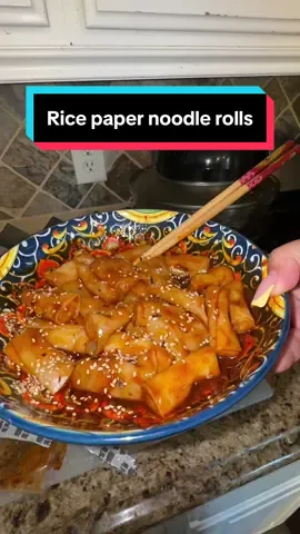 Whyyyyy is this so good 🔥🔥  #ricepapernoodlerolls #noodlerolls #asiansnacks #tiktokshopsnacks 