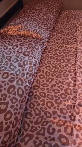 Juego de sábanas y fundas con diseño leopardo 🐆 Dale un toque atrevido y elegante a tu habitación. #DecoracionDormitorio #EstiloSalvaje #TikTokMadeMeBuyIt #Hogar #camas 