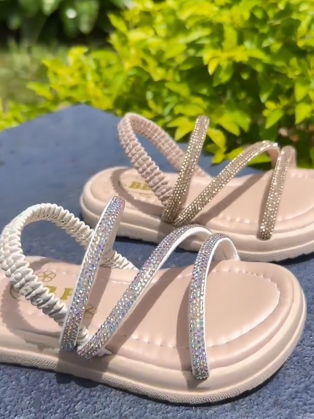 Sandália Infantil Menina Brilho Tira Strass Leve e Confortável #sandaliainfantil #sandaliadebrilho #sandaliastrass #calcadosinfantis #sandaliacompedraria 
