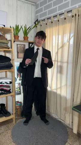 Vestir formal no siempre es vestir de traje 🤵🏼🚫 • Cada situacion puede adaptarse a tu propio estilo, no te sientas forzado a vestir como no sos :) • #outfitformal #formaldress #baggypants #benjaafrancoo 