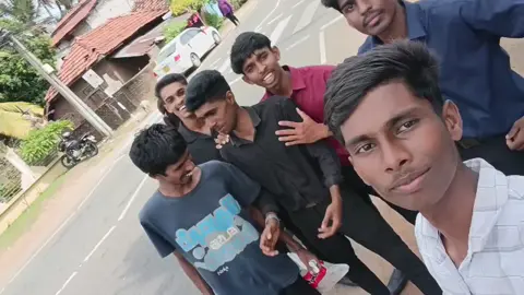 Naanka nettu kallaarukku poona  neram aththaana santhichcham  aththaanaa theriyaama irukkaathu oththarukkum aththaan tiktok trending boya irunthavar~