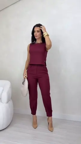 ✨ Conjunto Alfaiataria Feminino em Linho ✨ Ideal para advogadas e mulheres elegantes: calça com punho + regata com detalhe lateral. Sofisticação e conforto no mesmo look! 💼🌿 #AlfaiatariaFeminina #ConjuntoFeminino #LookAdvogada #ModaExecutiva #EstiloElegante 