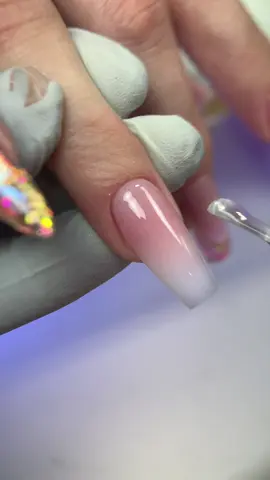 ✨ Técnica Baby Boomer / Ombré en Acrílico ✨ Una técnica elegante que consiste en degradar un color con otro para lograr un efecto suave y natural. En este set trabajé un cover off-white que se difumina delicadamente con un tono rosado, creando un acabado romántico, limpio y atemporal. 💅💖 ✔️ Acabado natural y sofisticado ✔️ Transición perfecta entre colores ✔️ Ideal para quienes aman la sutileza y la elegancia 📍 Star Nails by Dayi – Miramar, FL 📲 Reserva tu cita en Booksy Realizado por Dayi ✨ #Nailschool #nailsperfect #acrylicnails #nailss #nailsvideos                 