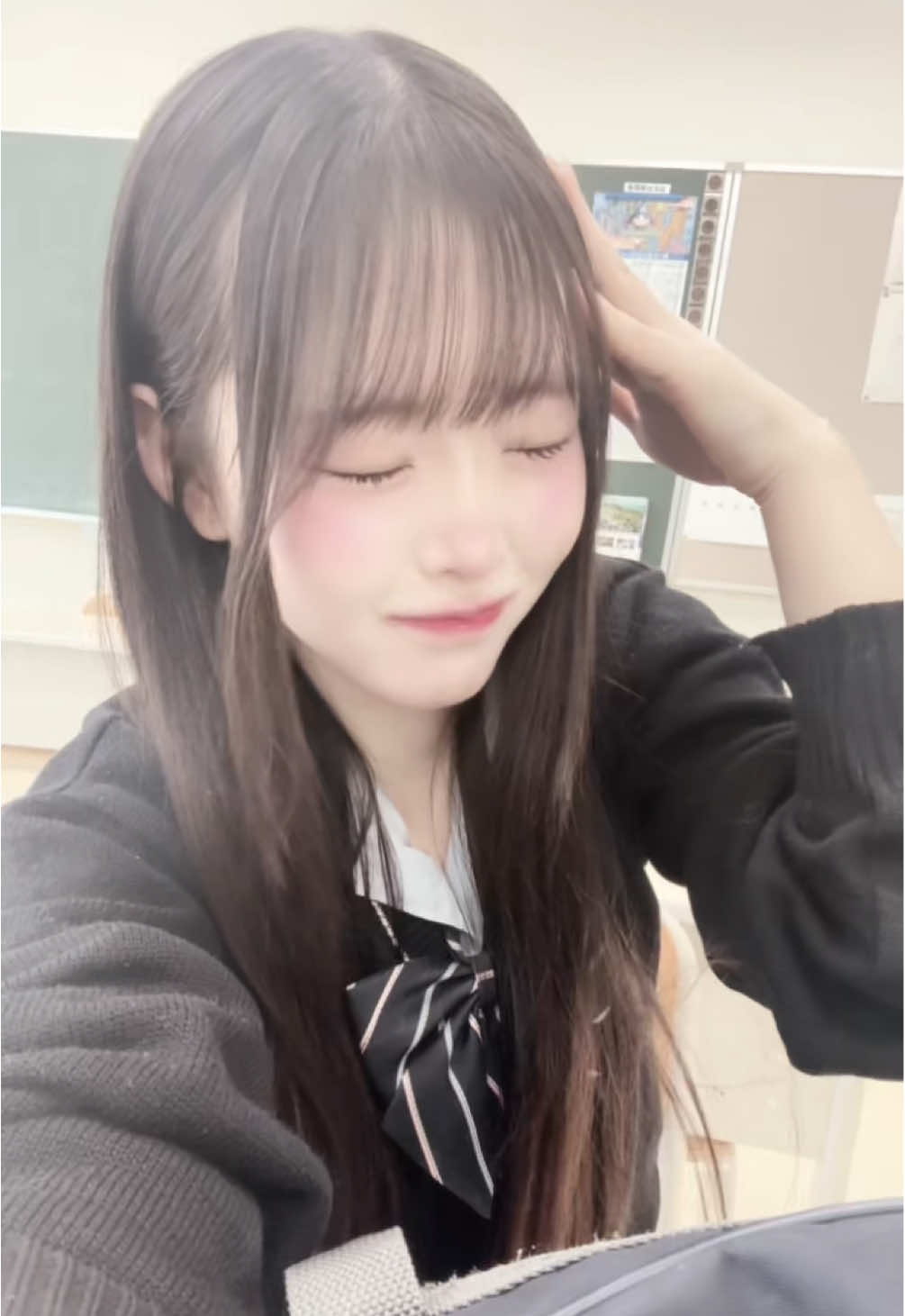 遅刻指導だから8時に学校来たのにクラスLINEみてなくて 洪水警報で自宅待機だったの知っていまこれ。 そしていつも7時半くらいに来てる隣の席の優等生の男の子と2人きりで気まずすぎてなおこれ。#추천 #fyp #08 #高二 