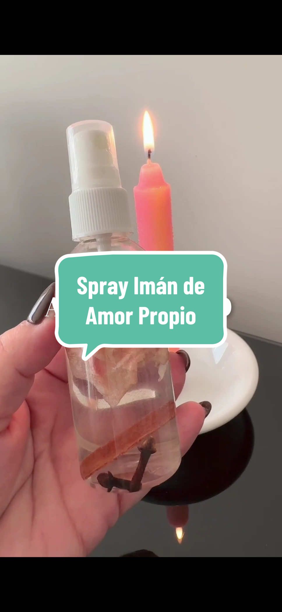 💖Hoy te enseño a preparar un spray sagrado que será tu aliado para activar el amor propio, la atracción y el magnetismo personal .  💖Con pétalos de rosa (secos preferiblemente, de color rojo, rosa o ambos), canela en rama (un trozo pequeño) y clavo de olor (2), crearás un elixir vibracional que elevará tu energía, fortalecerá tu autoestima y te recordará que el verdadero amor comienza dentro de ti.  ✨ Úsalo como perfume áurico (rocíalo encima del tope de tu cabeza y en tu lado izquierdo, derecho) ✨ Rocíalo en tus espacios para atraer armonía. ✨ Llévalo siempre contigo como recordatorio de tu merecimiento, e incluso utilízalo cuando sientas que te sientes lleno de angustia, miedo (rocíalo cerca del centro de tu pecho y nuca )  🌟 Este spray no solo es una fragancia, es una programación energética que despierta tu brillo interior. ‼️Cuando lo uses, puedes repetir : “Yo soy un imán de amor, abundancia y milagros. Todo lo bueno llega a mí con facilidad.” ‼️Hazlo el día que desees y a la hora que desees, no es necesario dejarlo junto a una vela consagrada para el amor propio. Te recomiendo hacerlo y empezarlo a utiiizar al  menos al día siguiente. Yo siempre que lo hago, lo dejo en mi altar durante unos 3 días más o menos, y luego lo utilizo.  😍El olor es exquisito, es uno de mis spray favoritos. 💫 ¿Estás listo para activar tu magnetismo y tu amor propio? 🌹 🪽Disponible para la venta, solo en Caracas, Venezuela. #sanatuluz #sanatuluzdesde2017 #sanatuluzunicacuenta #ritualessanatuluz #sprayenergetico