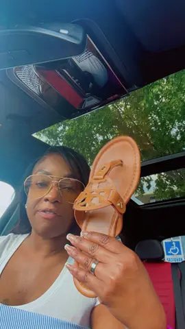 Gone head and get you a pair to wear on vacation so u don’t tare up your expensive ones 😁🥰🤌🏾#vacationsandals #slipper #slippers #slippershoes #dupe 