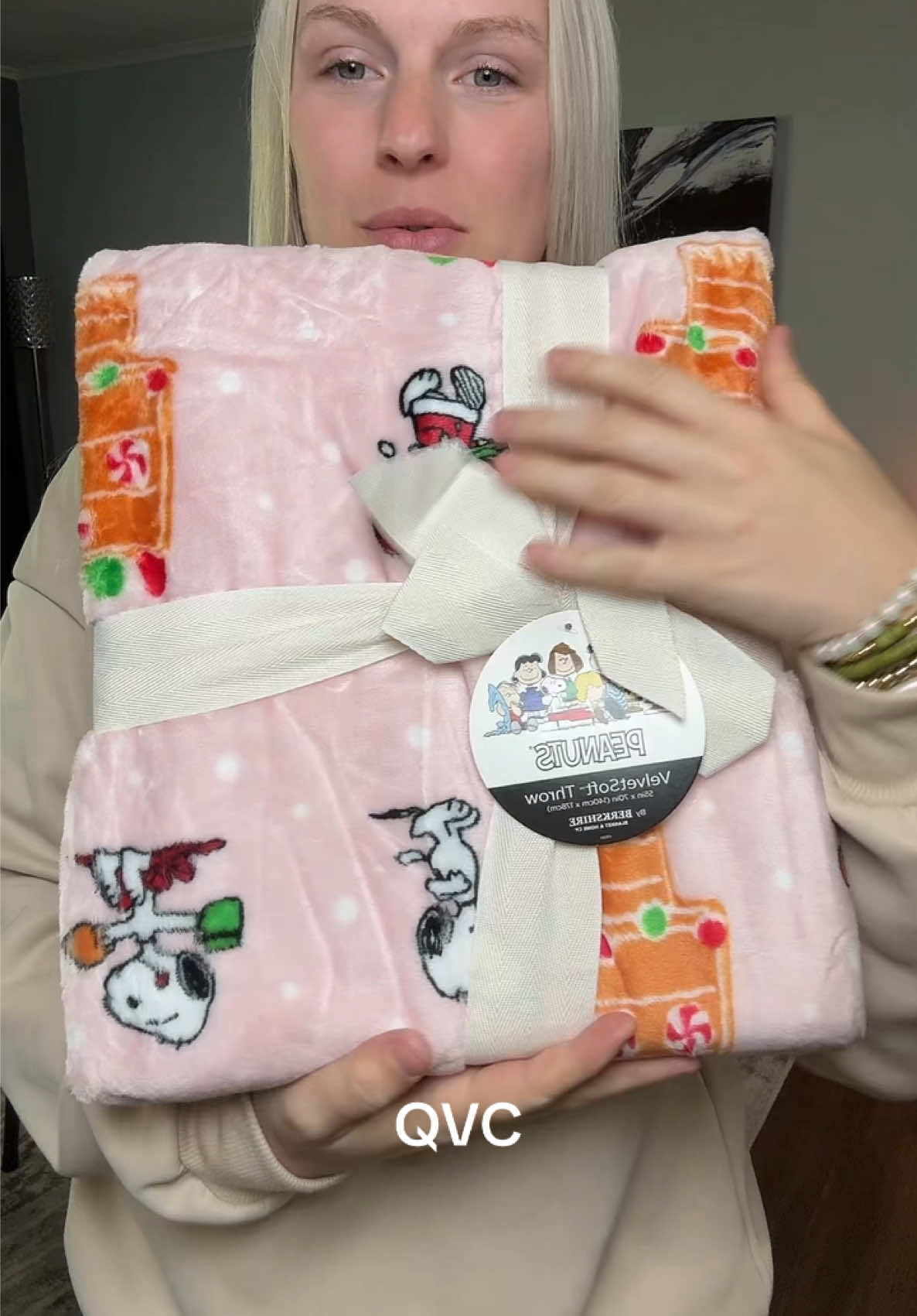 The Peanuts 🥜 😍 #peanuts #comfy #blanket #soft #tiktokshopcreatorpicks 