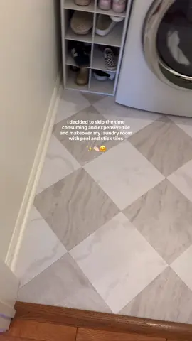 Would you try this?! They have held up great and it’s been about 6 months since I’ve laid these floors 👏🏻👏🏻 #peelandsticktile #easydiy #diyhomeprojects #diyhomeprojects 